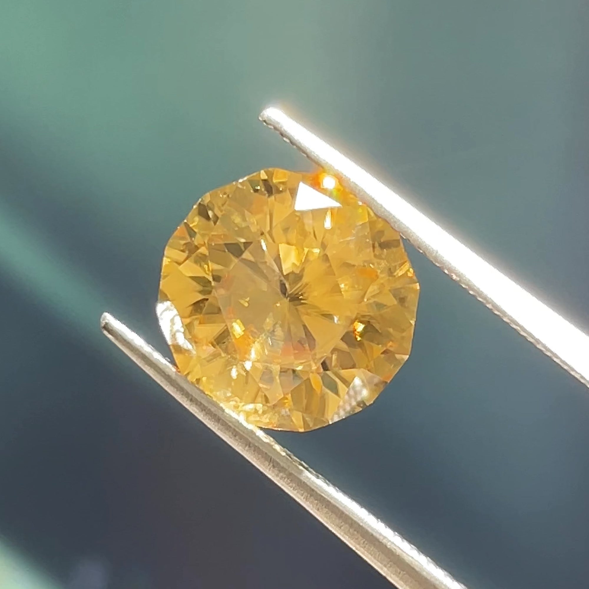 5.2 ct Brilliant Golden Zircon, precision cut, face-up, view 8