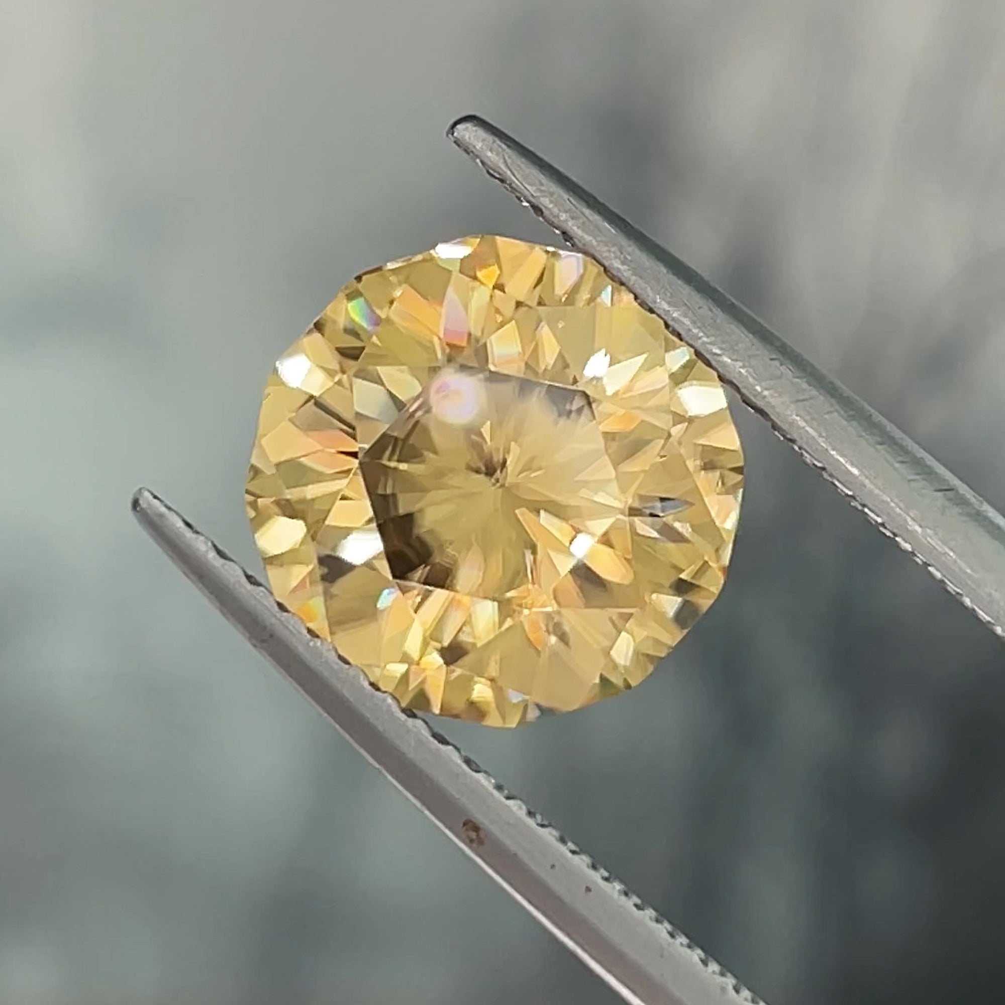 5.2 ct Brilliant Golden Zircon, precision cut, face-up, view 9