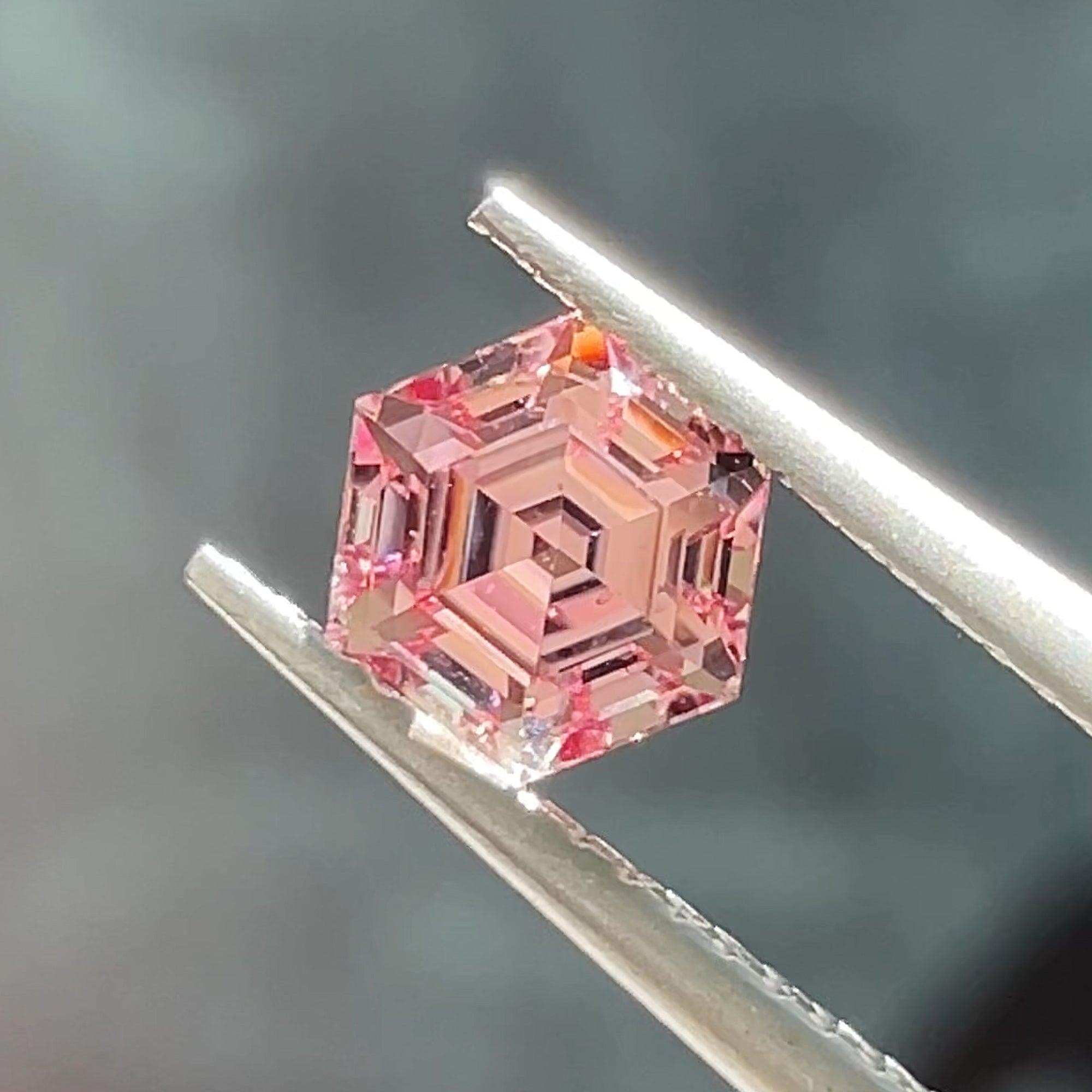 1.26 ct Peachy-Pink Mahenge Garnet, precision cut, face-up, view 4
