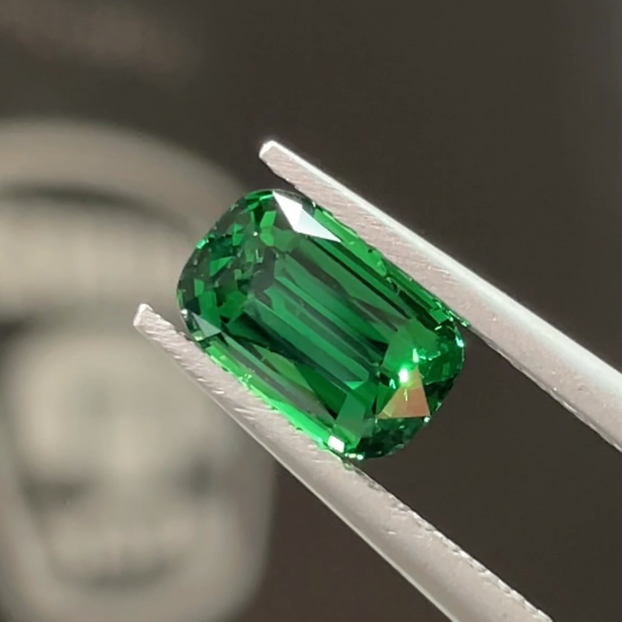 1.40 ct Vivid Green Tsavorite from Kenya 🇰🇪