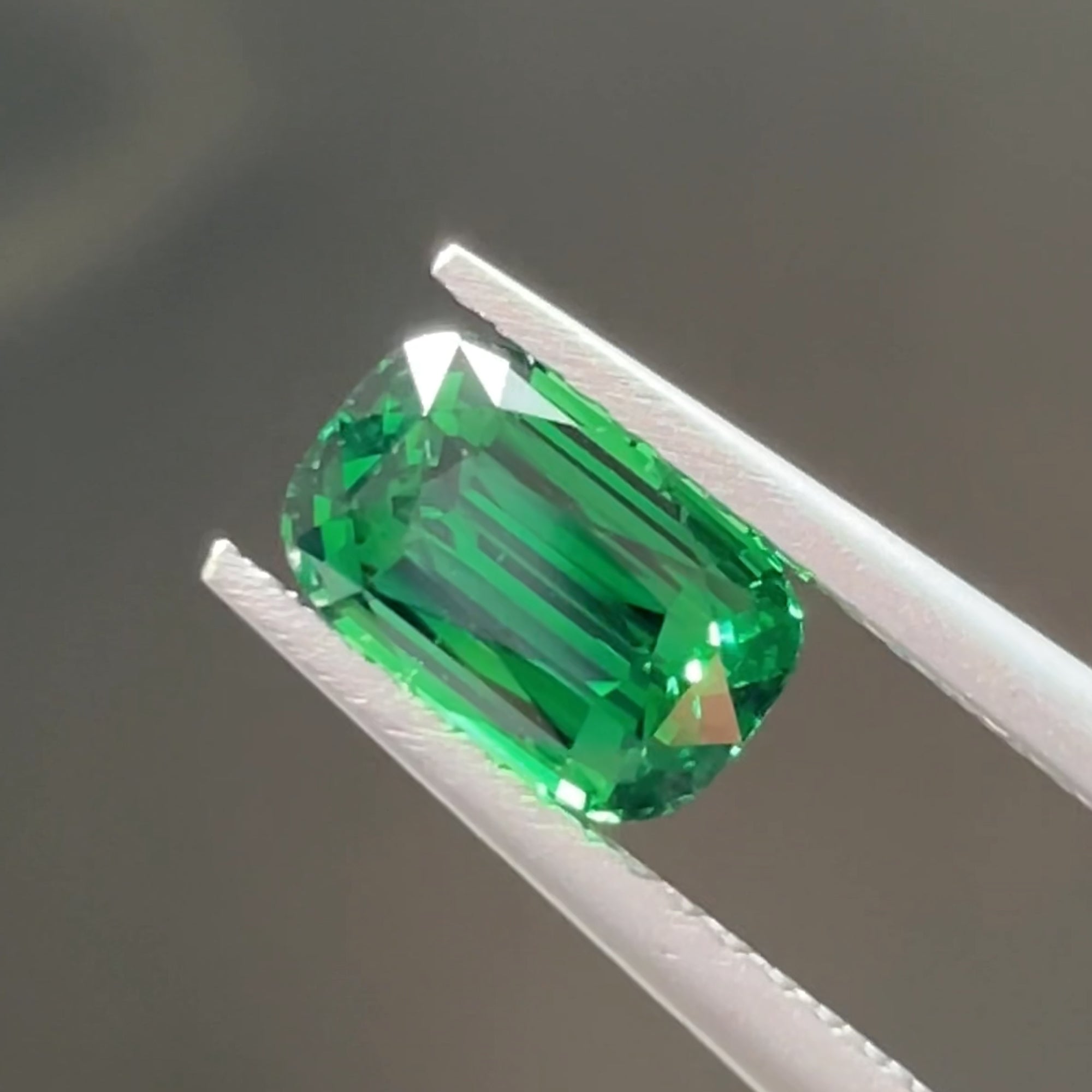 1.40 ct Vivid Green Tsavorite from Kenya 🇰🇪