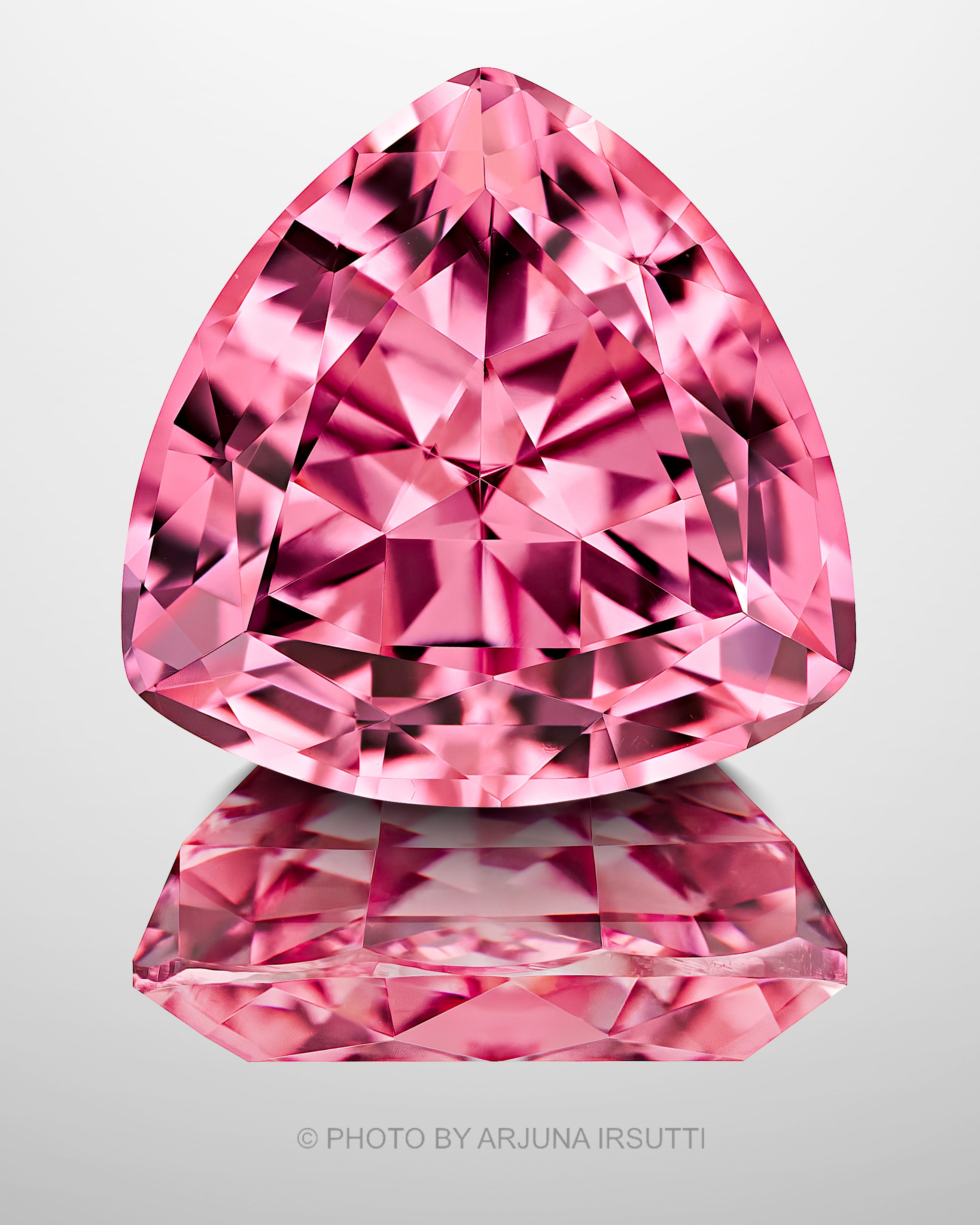 Precision Cut 1.73 ct Pink Mahenge Garnet from Tanzania, Trillion cut, professional photography close-up
