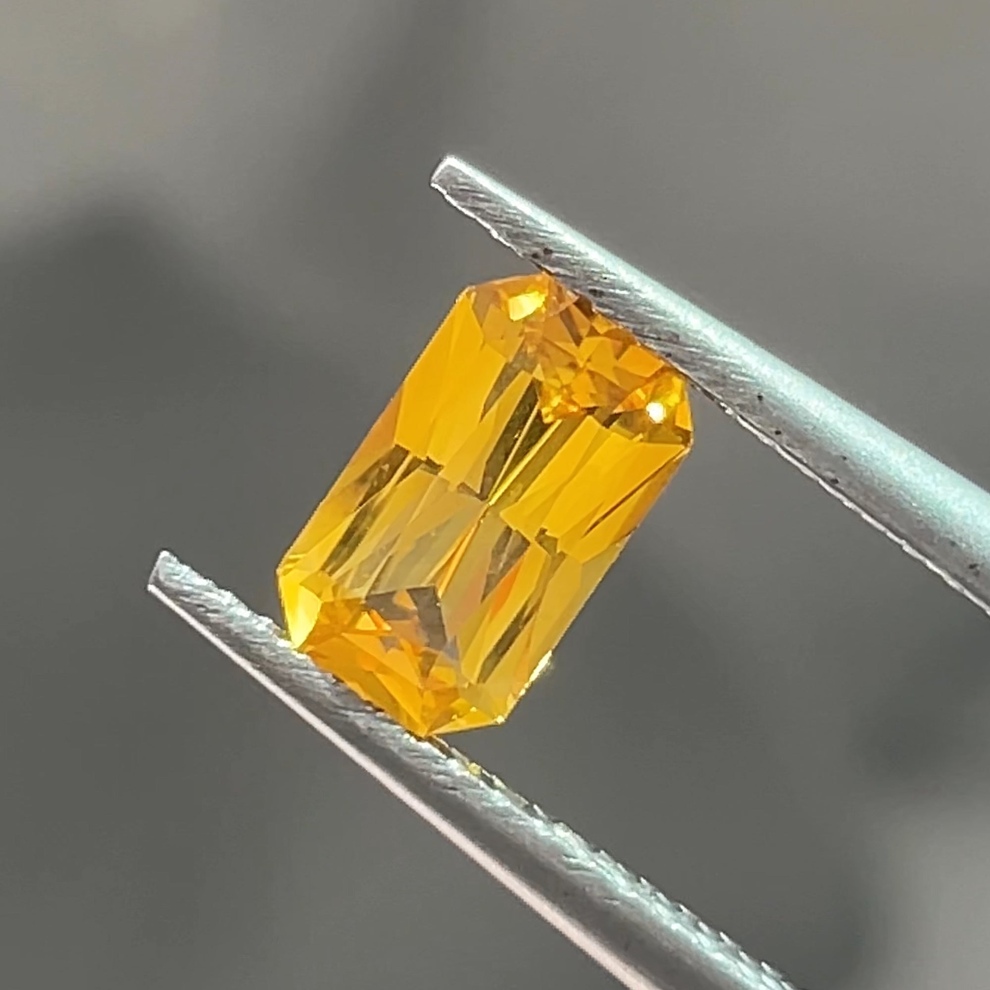 0.93 ct Golden Yellow Sapphire from Sri Lanka, face-up, view 8