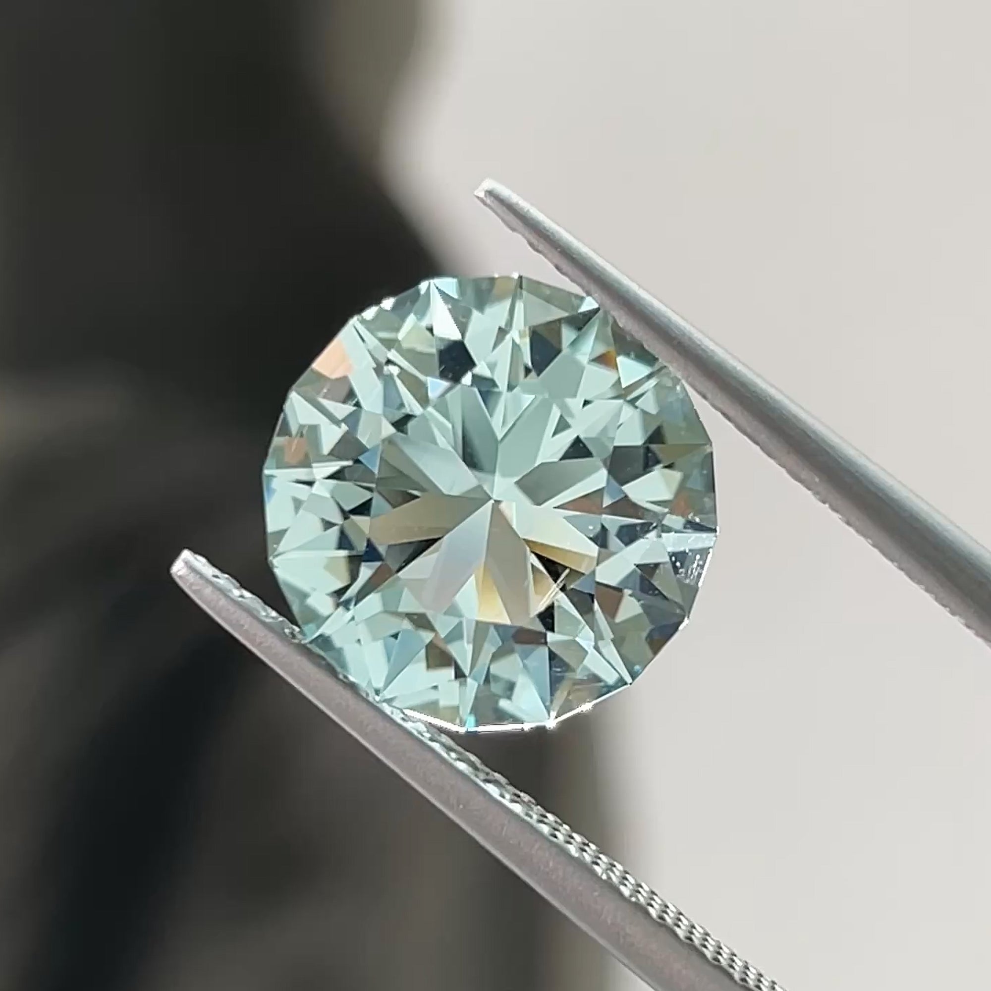 5.00 ct Brilliant Aquamarine from Mozambique, precision cut, face-up, view 9