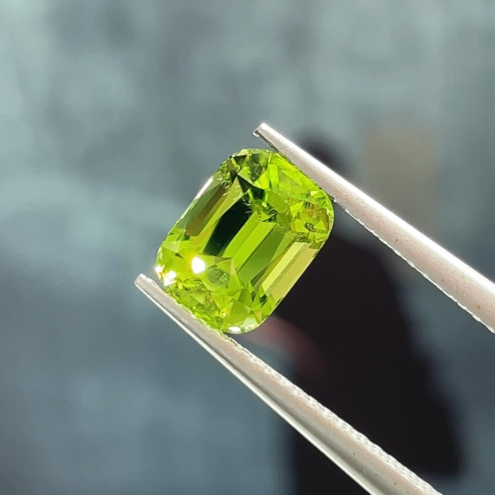 2.27 ct Apple Green Peridot from Pakistan, precision cut, face-up, view 8