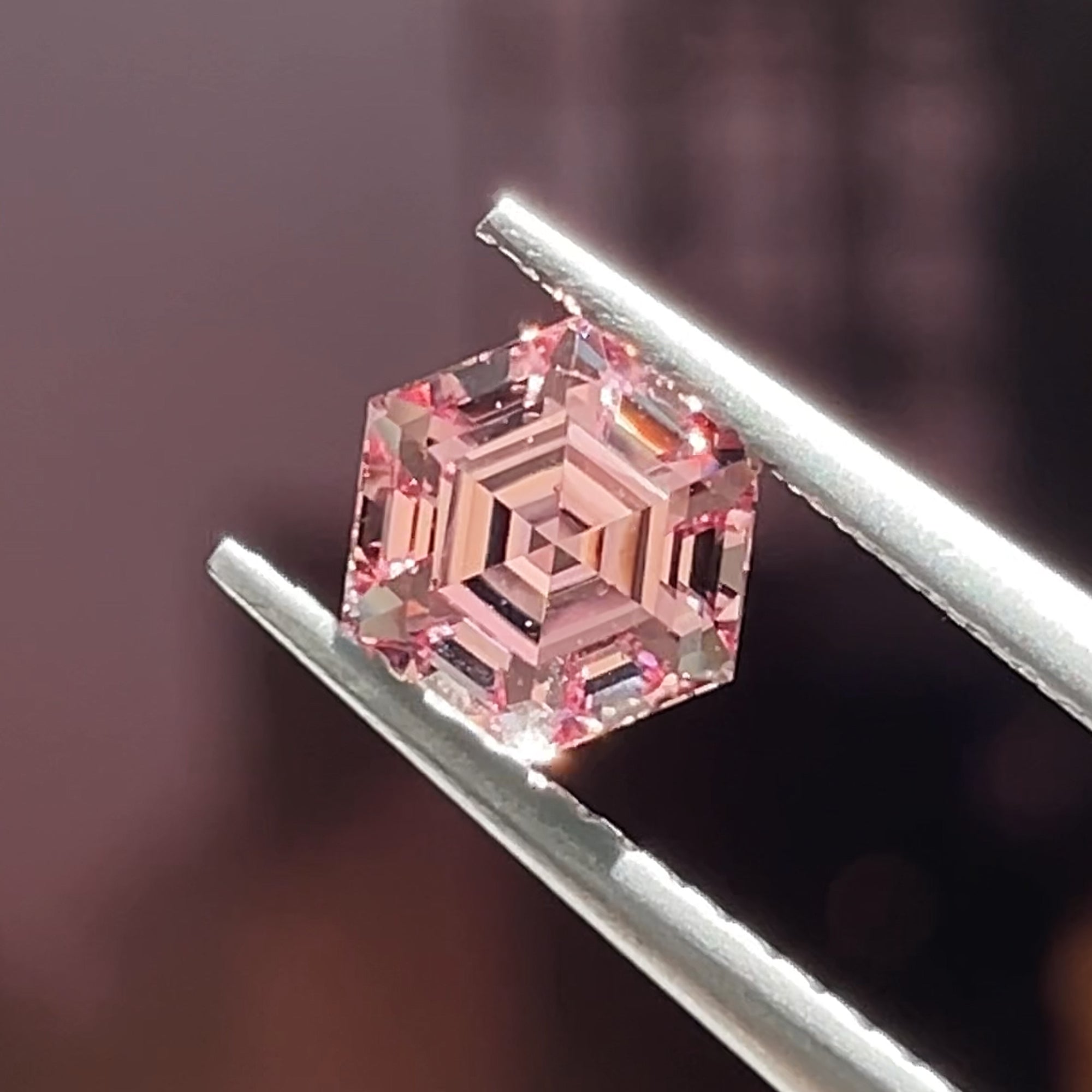 1.26 ct Peachy-Pink Mahenge Garnet, precision cut, face-up, view 3