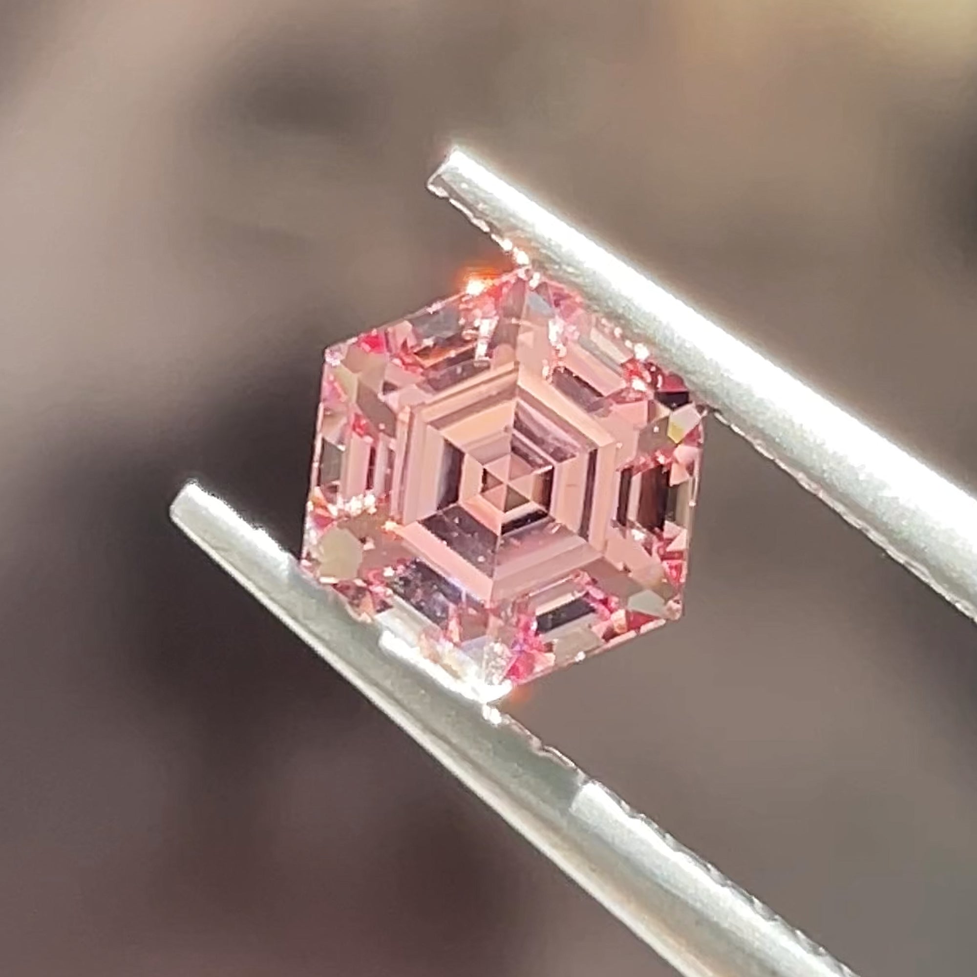 1.26 ct Peachy-Pink Mahenge Garnet, precision cut, face-up, view 5