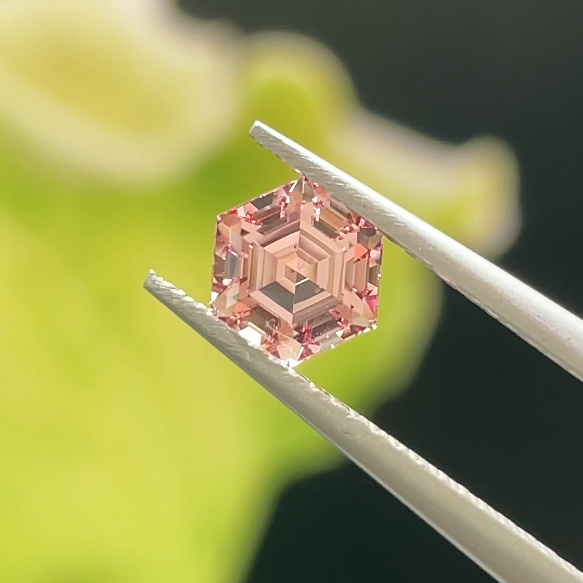 1.26 ct Peachy-Pink Mahenge Garnet, precision cut, face-up, view 7