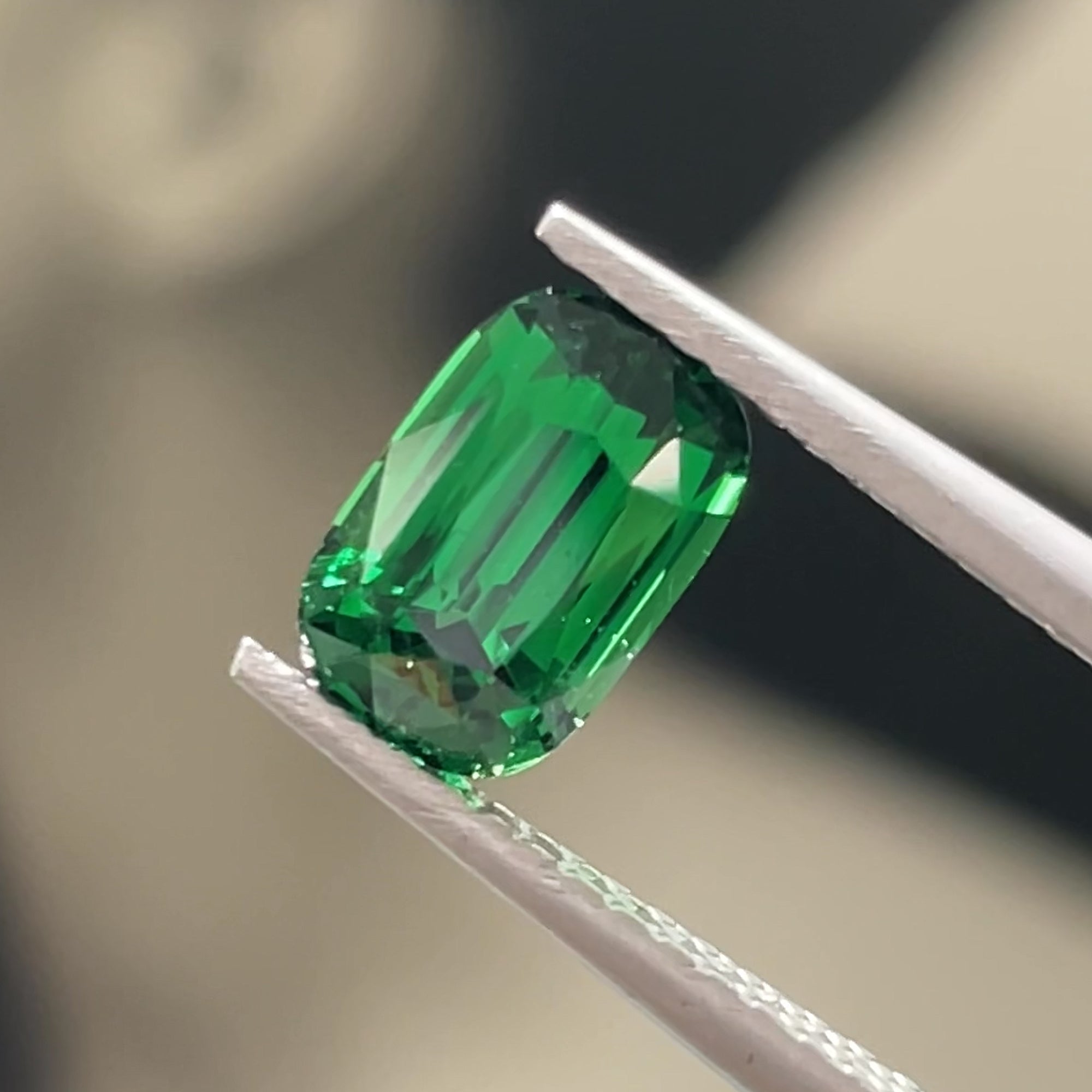1.40 ct Vivid Green Tsavorite from Kenya 🇰🇪