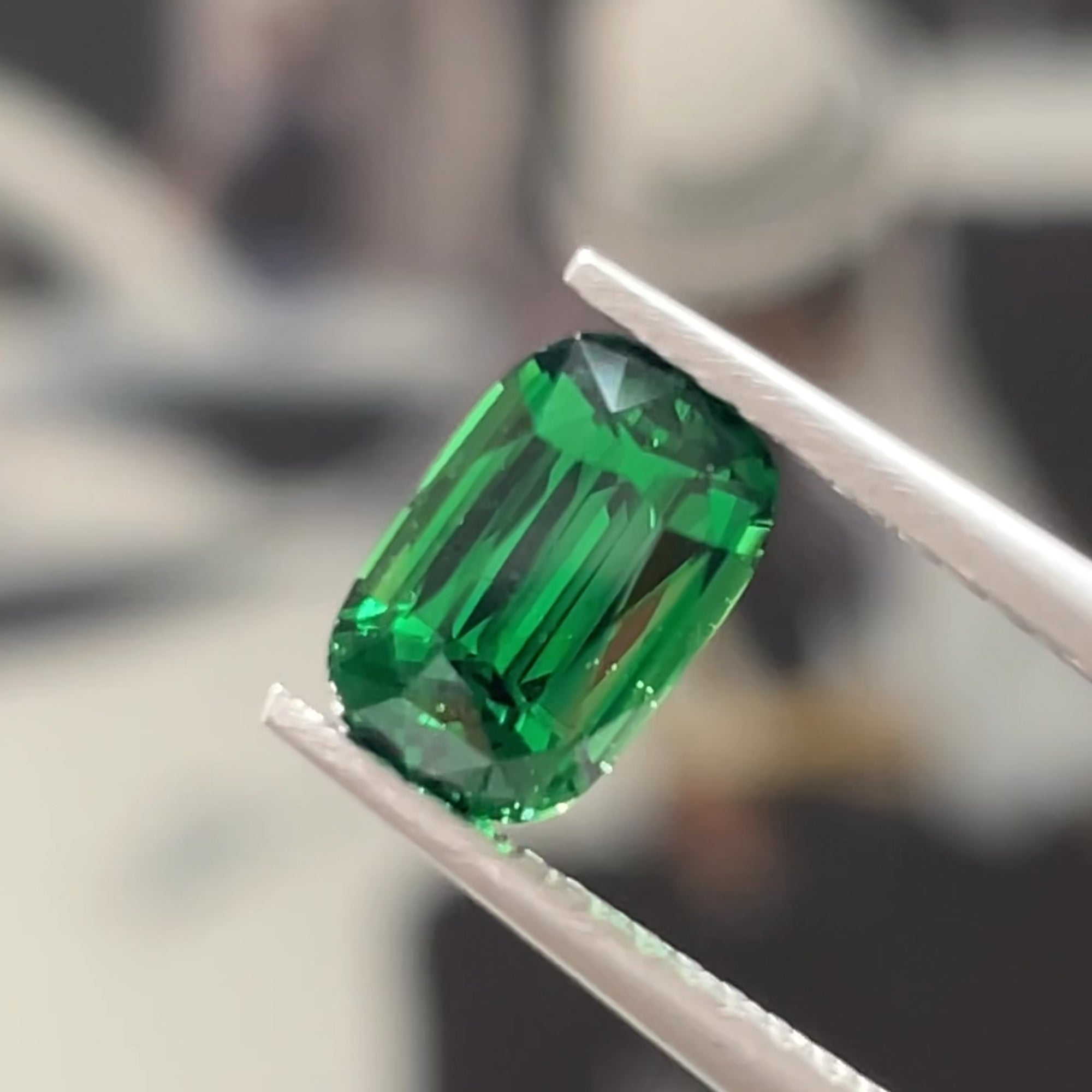 1.40 ct Vivid Green Tsavorite from Kenya 🇰🇪