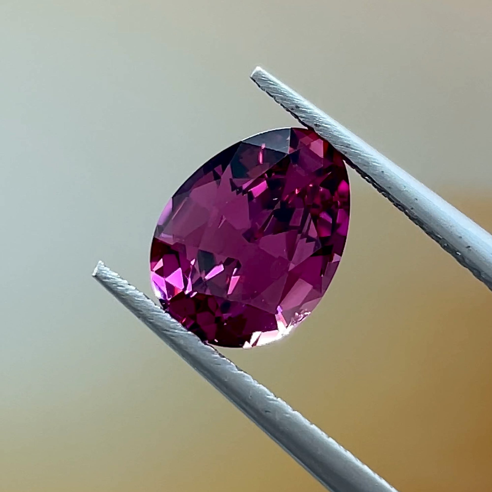 2.36 ct Umbalite Garnet from Tanzania, precision cut, view 8