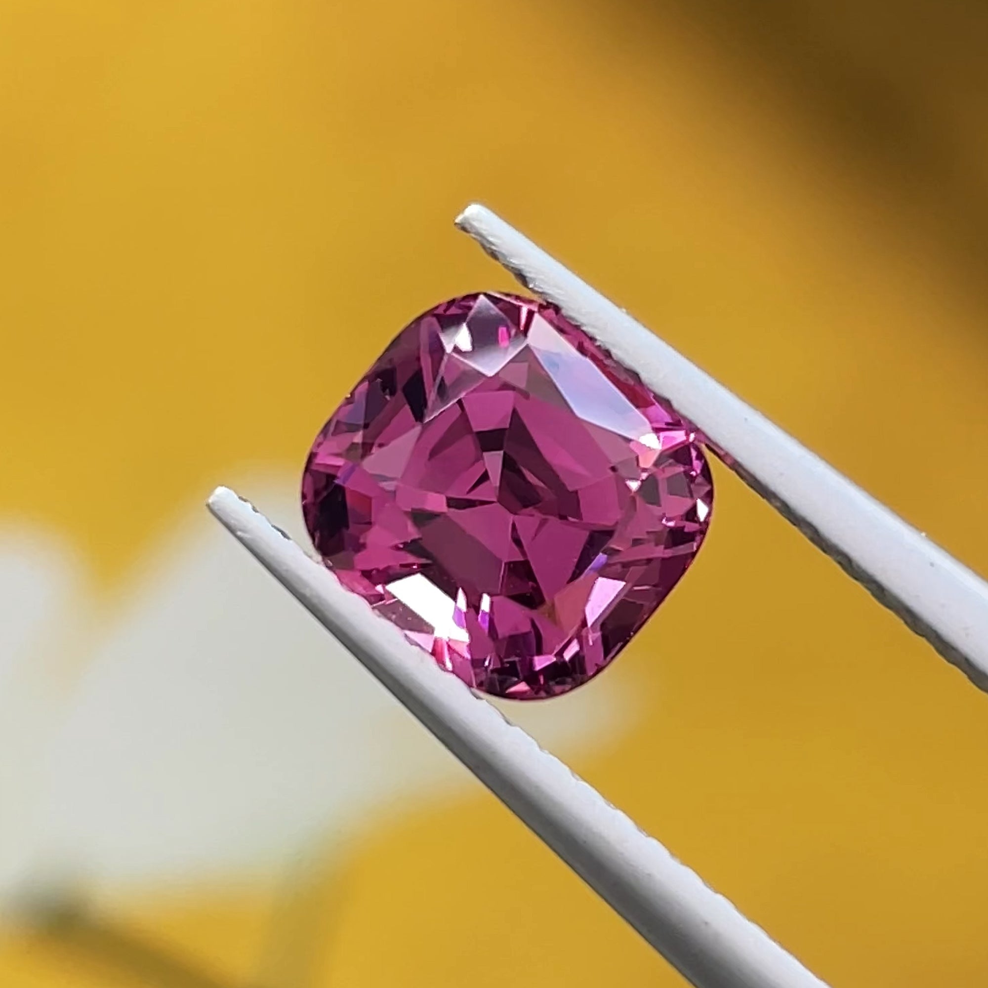2.57 ct Rhodolite Garnet from Mahenge Tanzania, precision cut, view 9