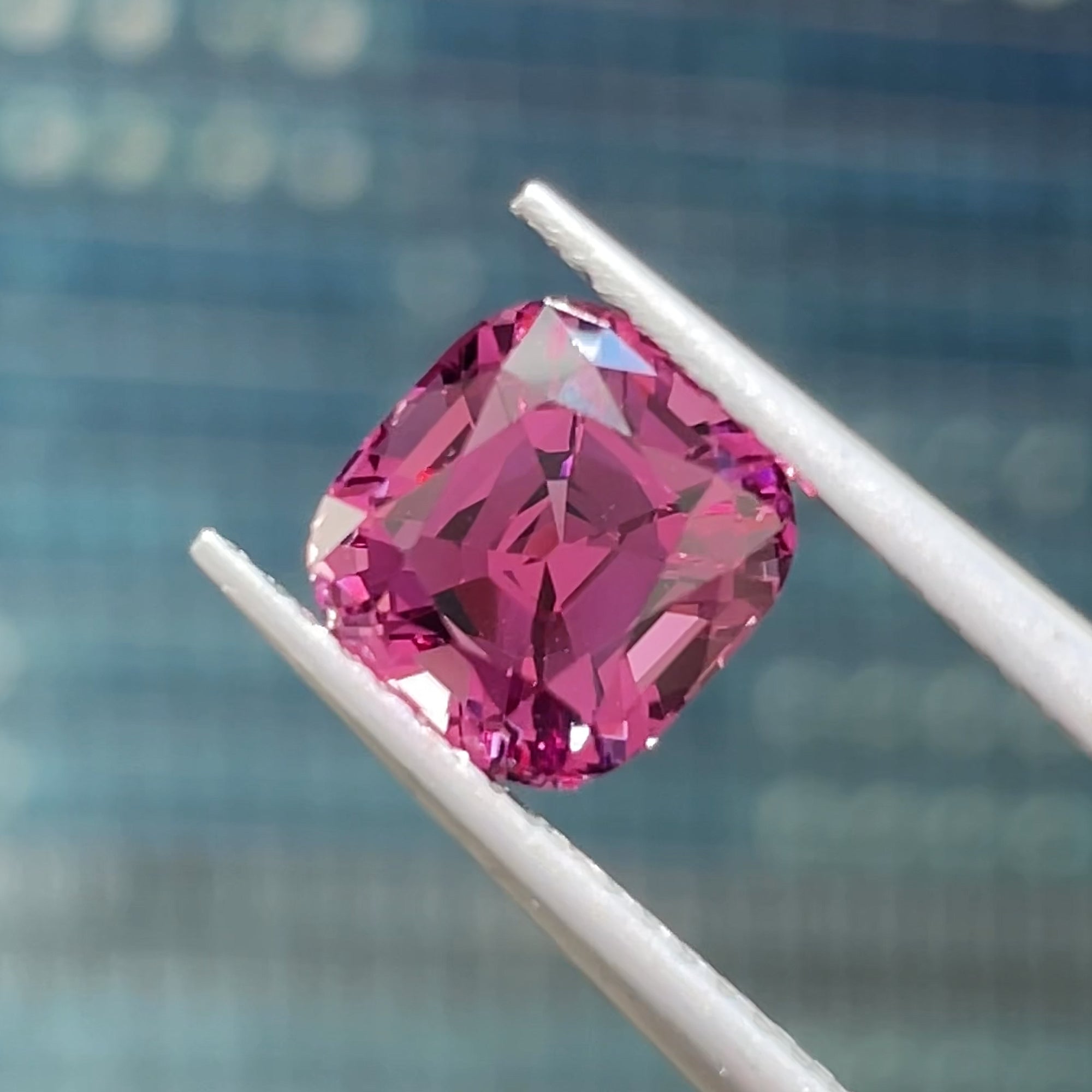 2.57 ct Rhodolite Garnet from Mahenge Tanzania, precision cut, view 8