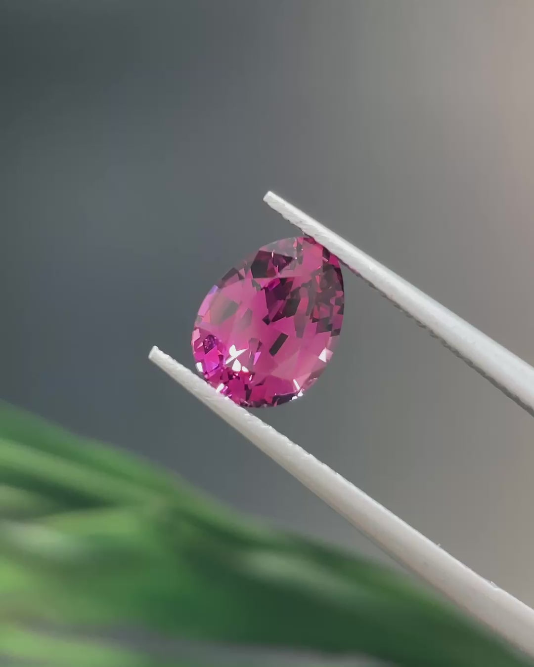 2.36 ct Umbalite Garnet from Tanzania, precision cut, view 6