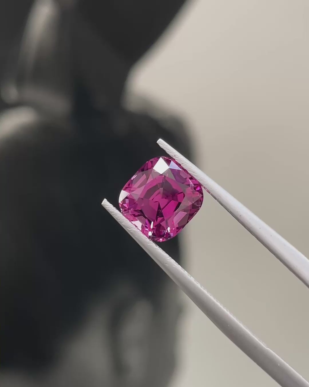 2.57 ct Rhodolite Garnet from Mahenge Tanzania, precision cut, view 2