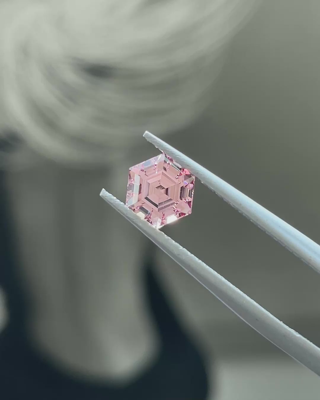 1.26 ct Peachy-Pink Mahenge Garnet, precision cut, face-up, view 2