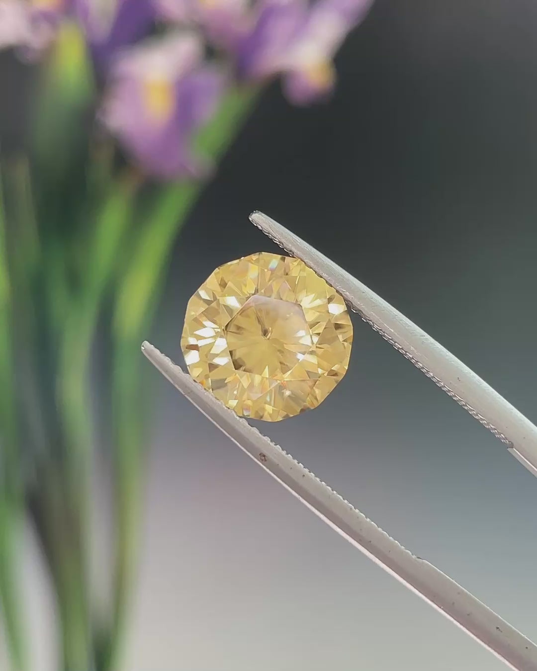 5.2 ct Brilliant Golden Zircon, precision cut, face-up, view 5
