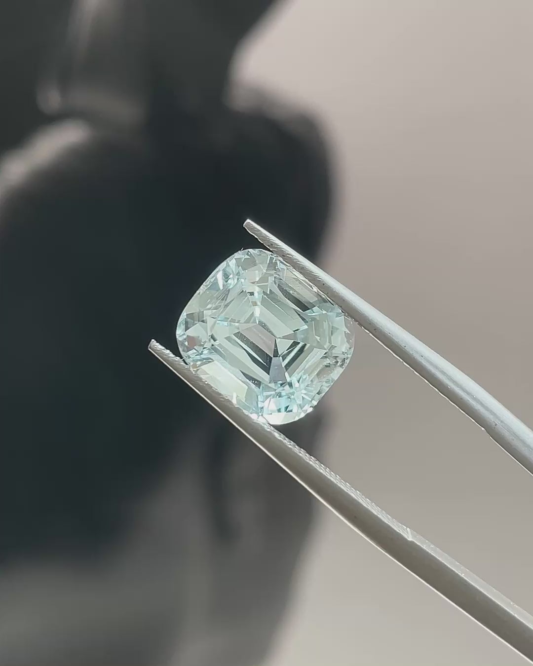4.58 ct Light Blue Aquamarine from Mozambique, precision cut, face-up, view 4