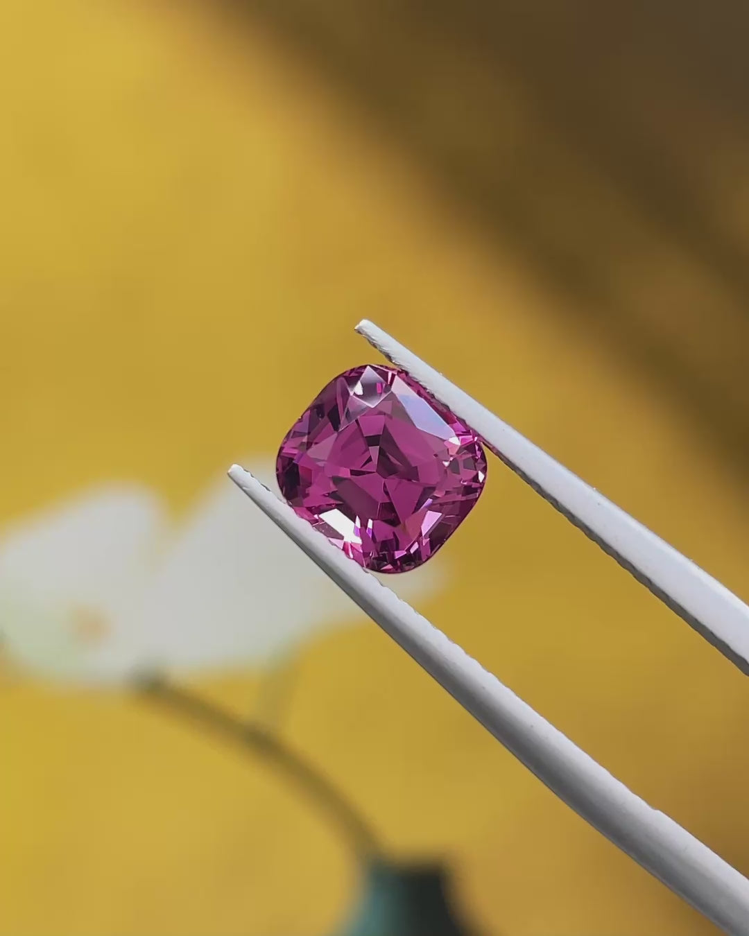 2.57 ct Rhodolite Garnet from Mahenge Tanzania, precision cut, view 1