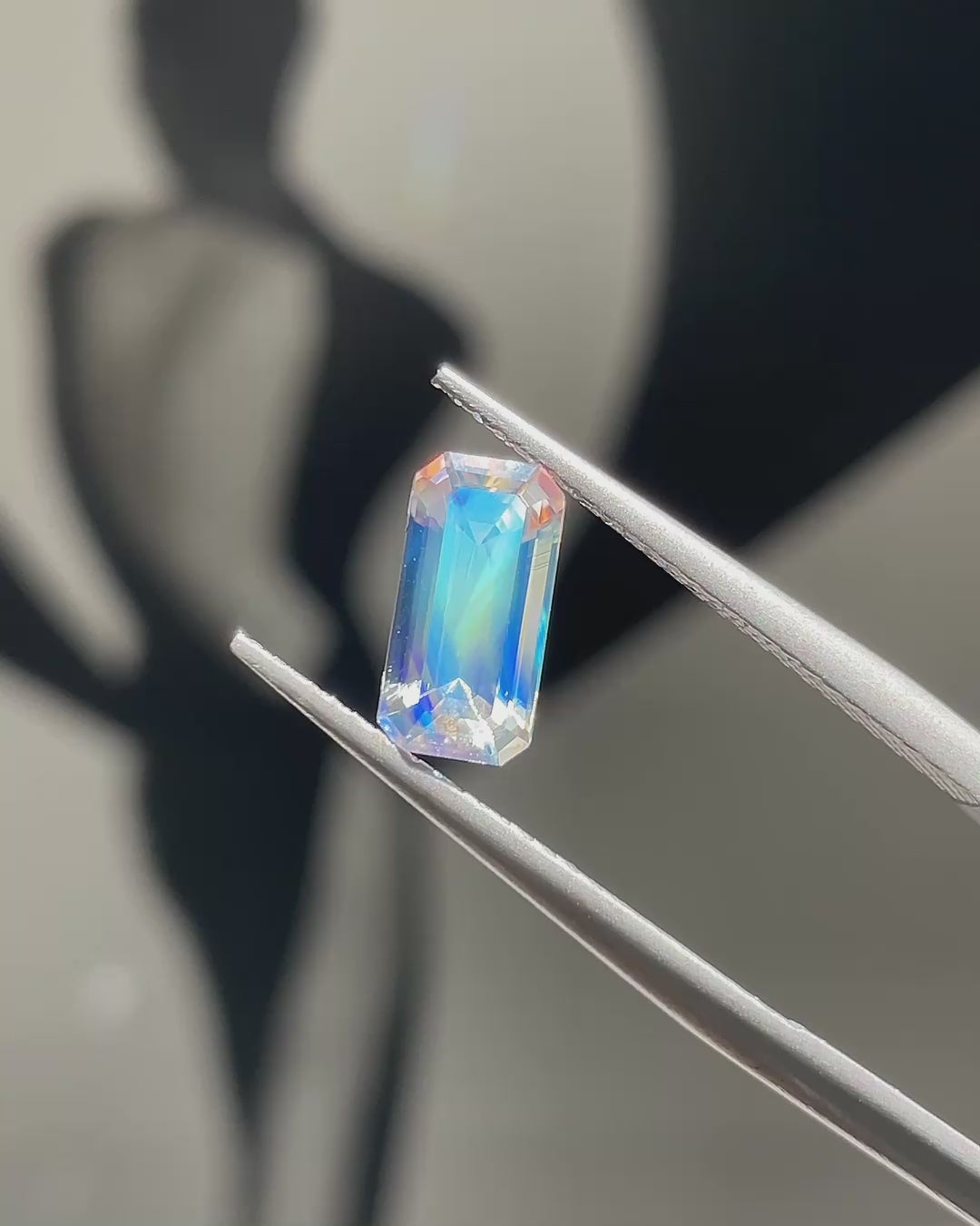 1.27 ct Rainbow Moonstone from Madagascar, precision cut, face-up, view 1