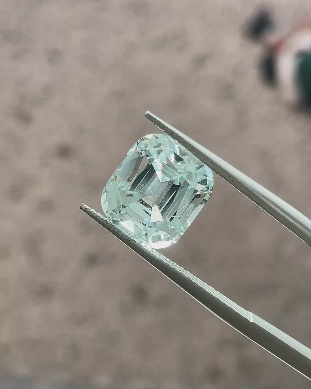 4.58 ct Light Blue Aquamarine from Mozambique, precision cut, face-up, view 2