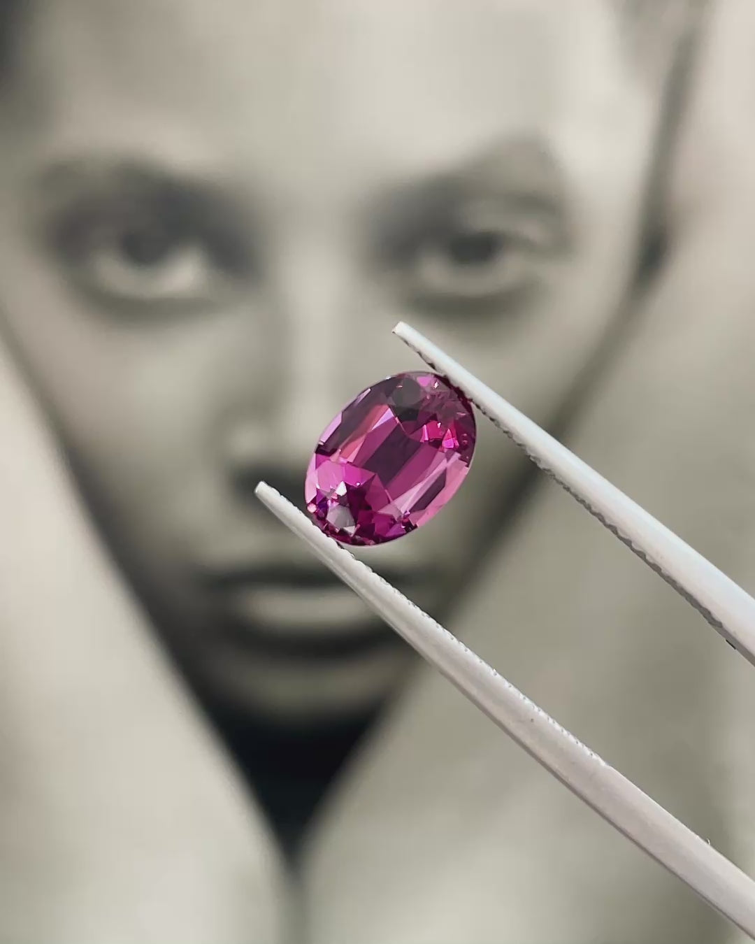 2.36 ct Umbalite Garnet from Tanzania, precision cut, face-up, view 2