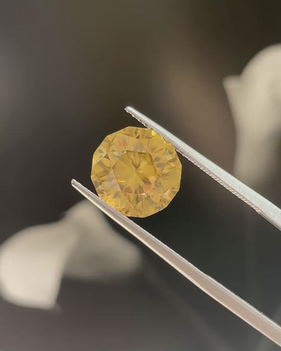 5.2 ct Brilliant Golden Zircon, precision cut, face-up, view 4