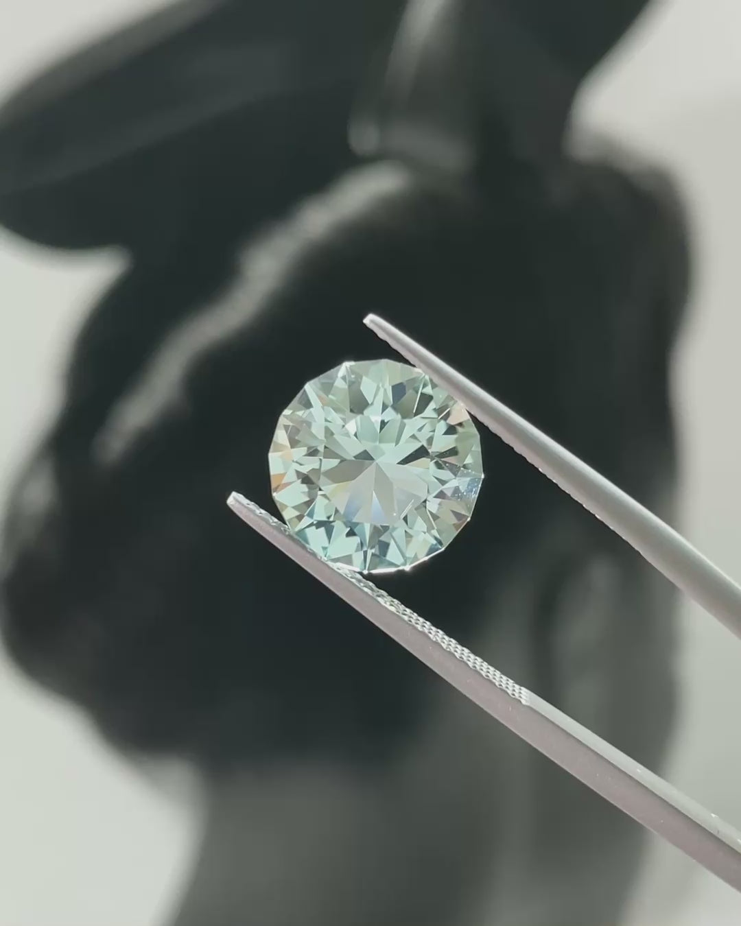 5.00 ct Brilliant Aquamarine from Mozambique, precision cut, face-up, view 2